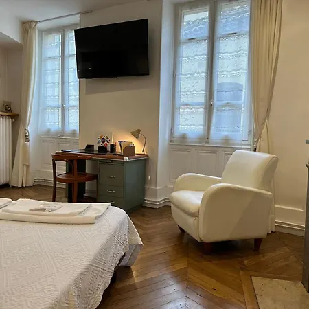 De Charme Au Coeur Du Vieux - Confort & Calme Bed and breakfast
